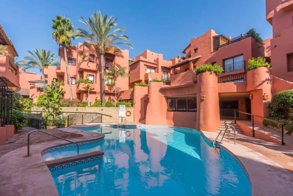 3 Bedroom Middle Floor Apartment for Sale in Elviria, Málaga