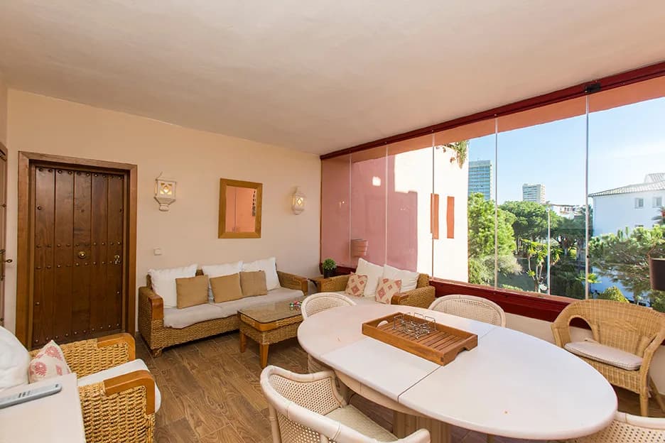 3 Bedroom Middle Floor Apartment for Sale in Elviria, Málaga - Image 2