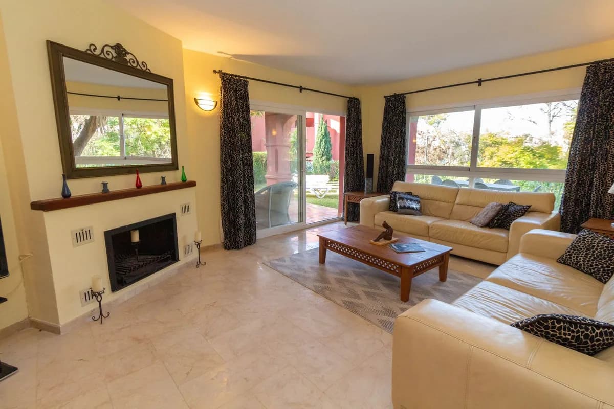 3 Bedroom Ground Floor Apartment for Sale in Elviria, Málaga - Image 3