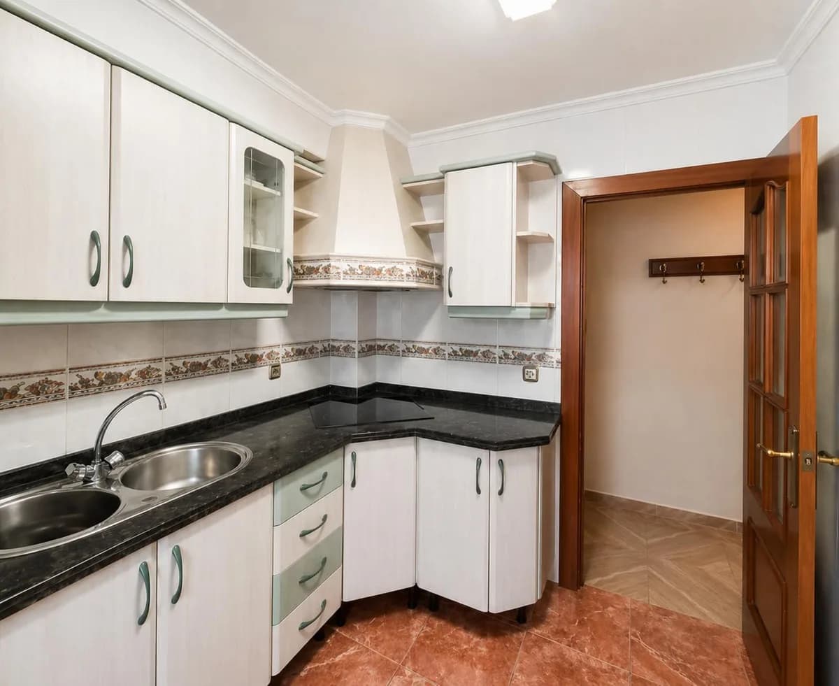 3 Bedroom Top Floor Apartment for Sale in Martiricos, Málaga - Image 4