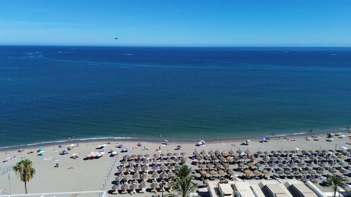 2 Bedroom Middle Floor Apartment for Sale in Fuengirola, Málaga - Image 2