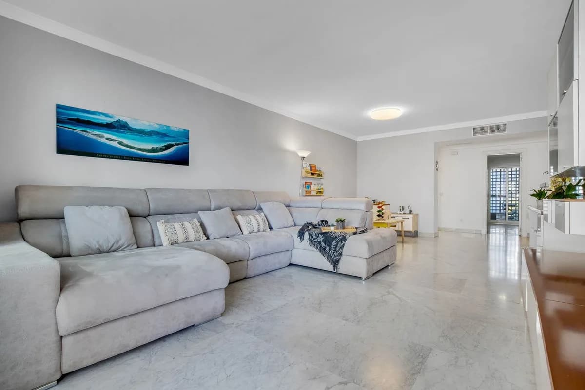 2 Bedroom Middle Floor Apartment for Sale in Torremolinos, Málaga - Image 3