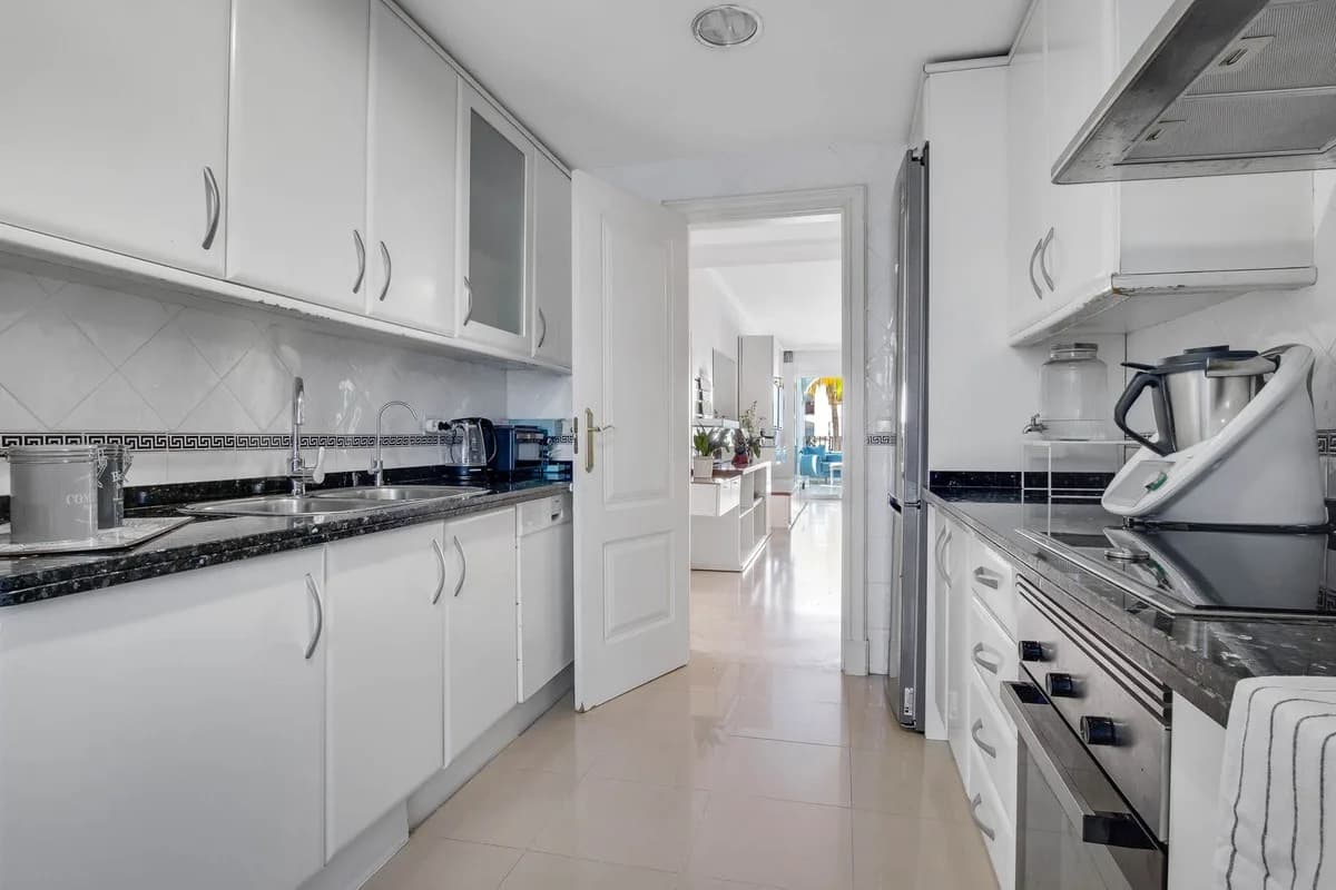 2 Bedroom Middle Floor Apartment for Sale in Torremolinos, Málaga - Image 9