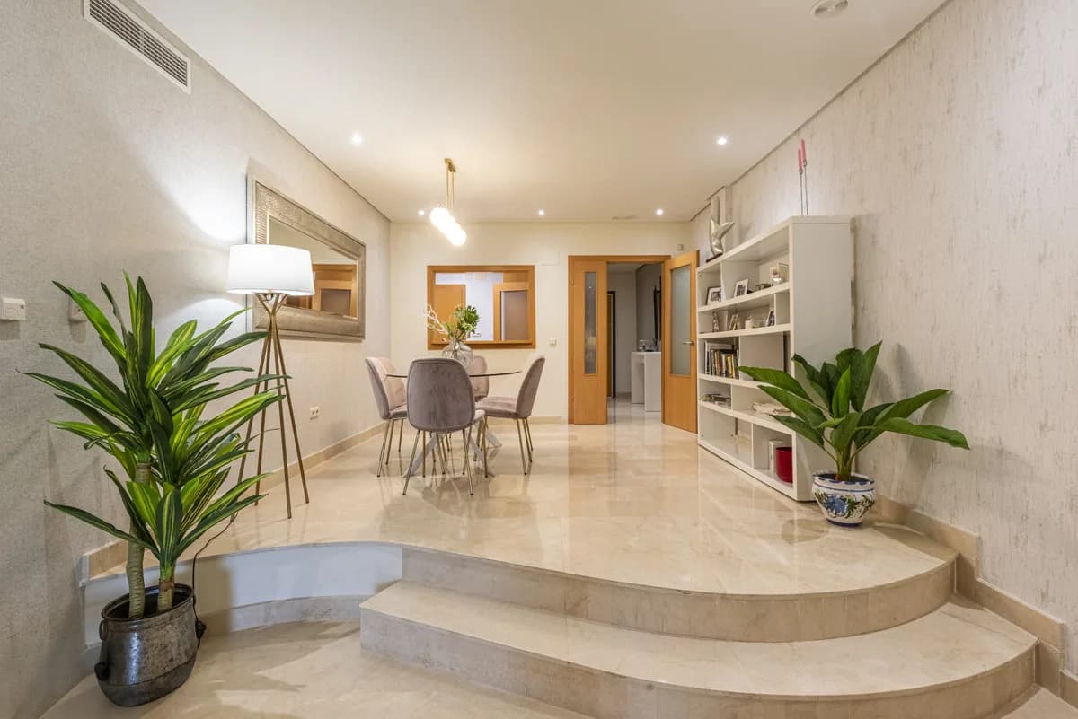 2 Bedroom Middle Floor Apartment for Sale in Puerto Banús, Málaga - Image 2