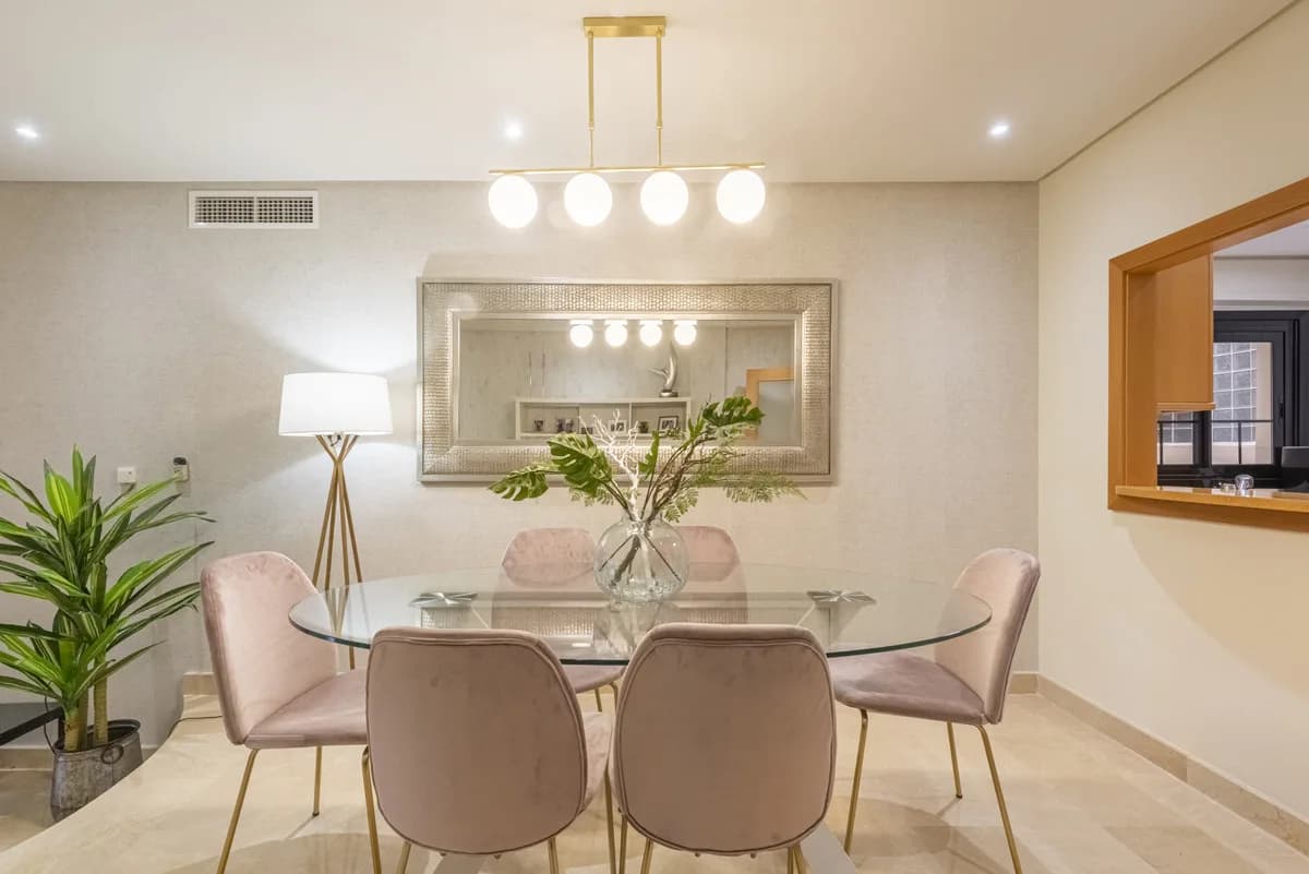 2 Bedroom Middle Floor Apartment for Sale in Puerto Banús, Málaga - Image 3