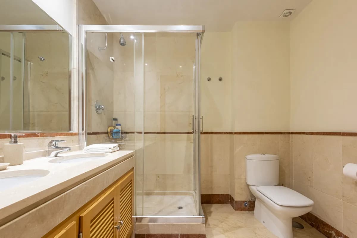 2 Bedroom Middle Floor Apartment for Sale in Puerto Banús, Málaga - Image 4