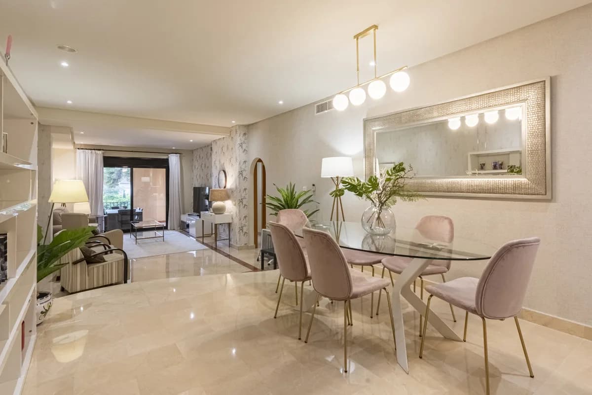 2 Bedroom Middle Floor Apartment for Sale in Puerto Banús, Málaga - Image 5