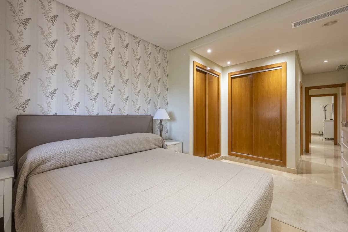 2 Bedroom Middle Floor Apartment for Sale in Puerto Banús, Málaga - Image 6