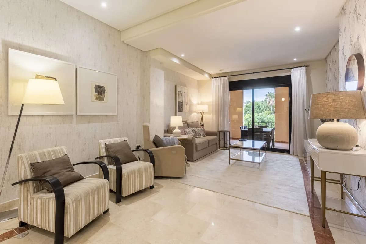 2 Bedroom Middle Floor Apartment for Sale in Puerto Banús, Málaga - Image 7