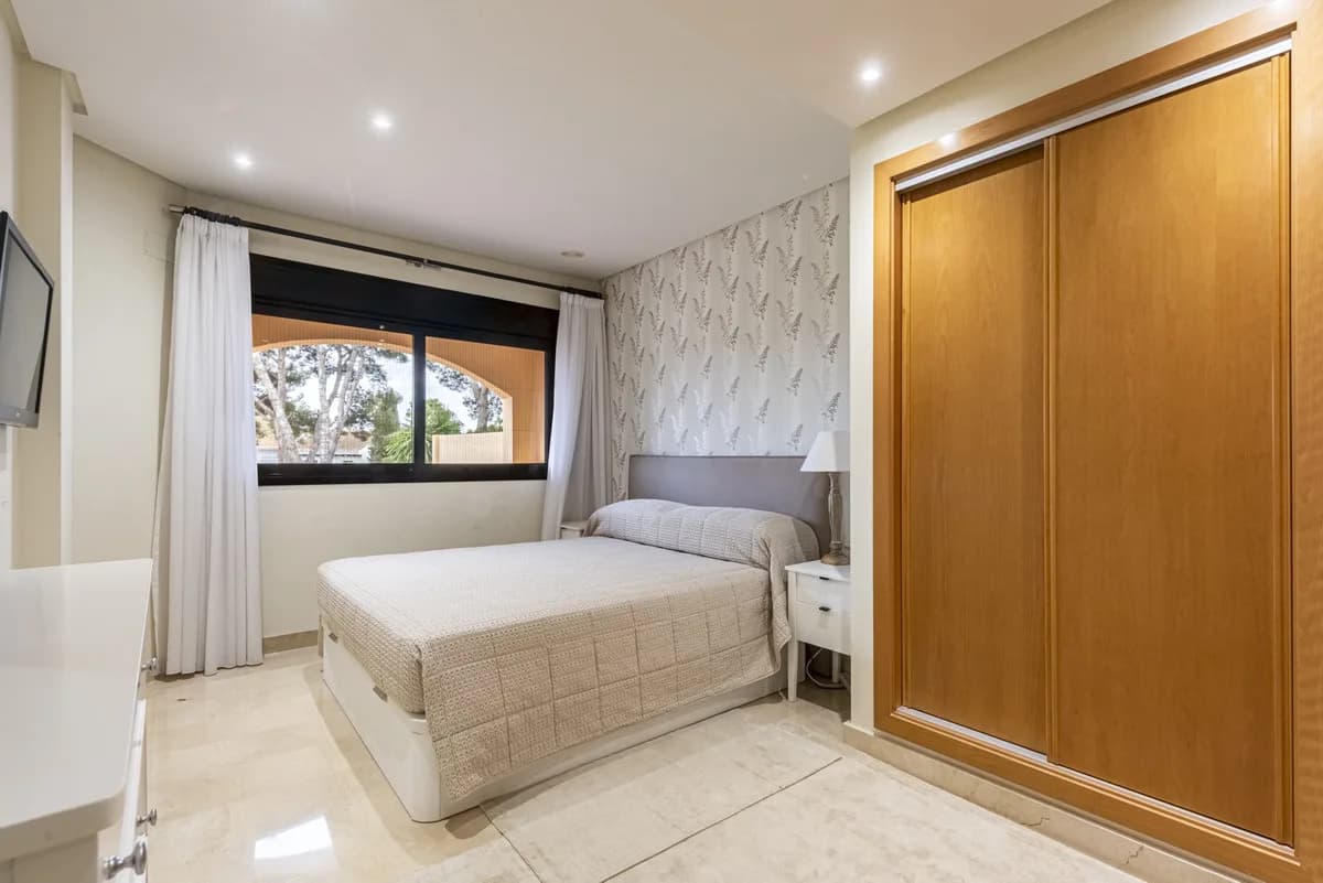 2 Bedroom Middle Floor Apartment for Sale in Puerto Banús, Málaga - Image 8
