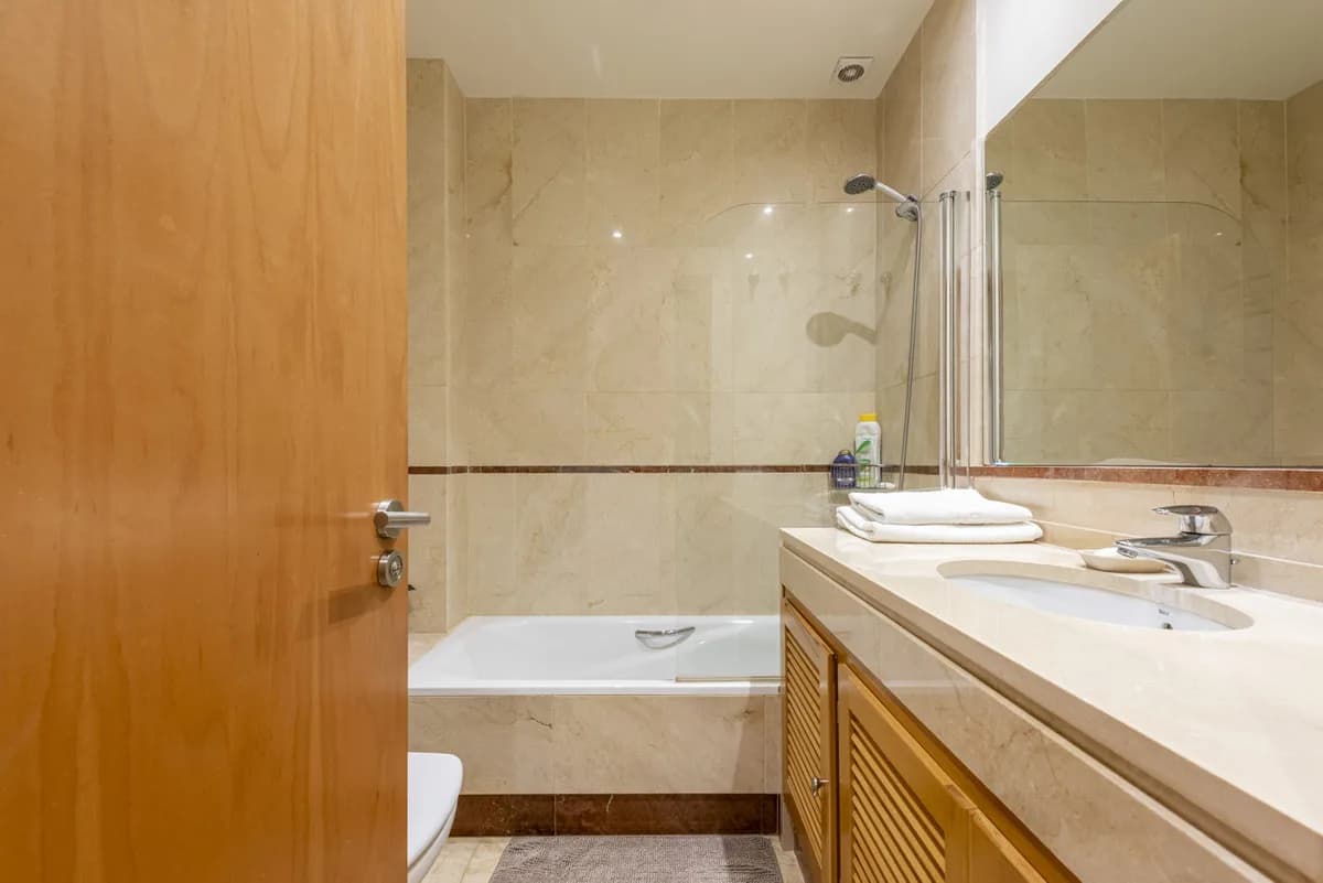 2 Bedroom Middle Floor Apartment for Sale in Puerto Banús, Málaga - Image 9