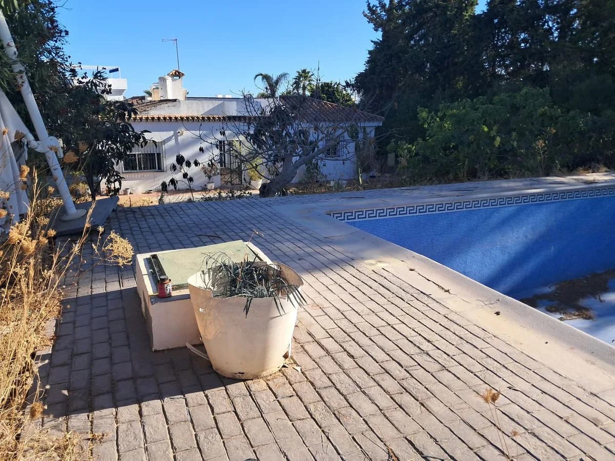 5 Bedroom Detached Villa for Sale in Estepona, Málaga - Image 2