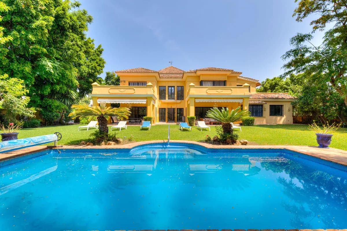 5 Bedroom Detached Villa for Sale in Guadalmina Baja, Málaga