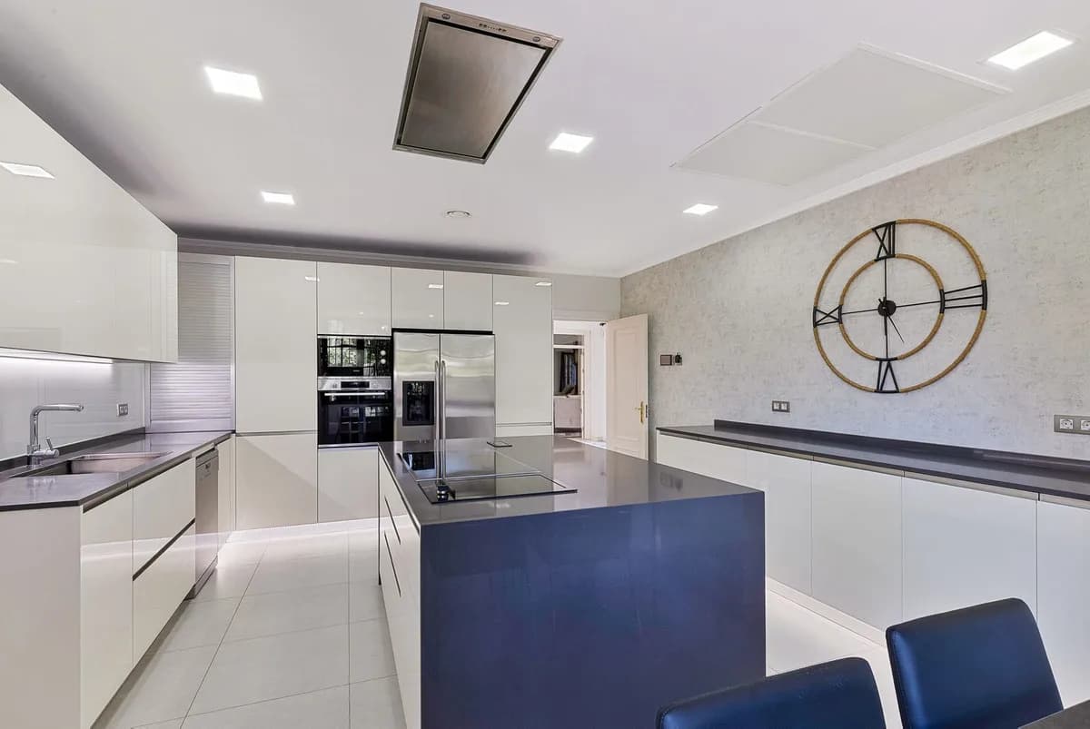 5 Bedroom Detached Villa for Sale in Guadalmina Baja, Málaga - Image 6