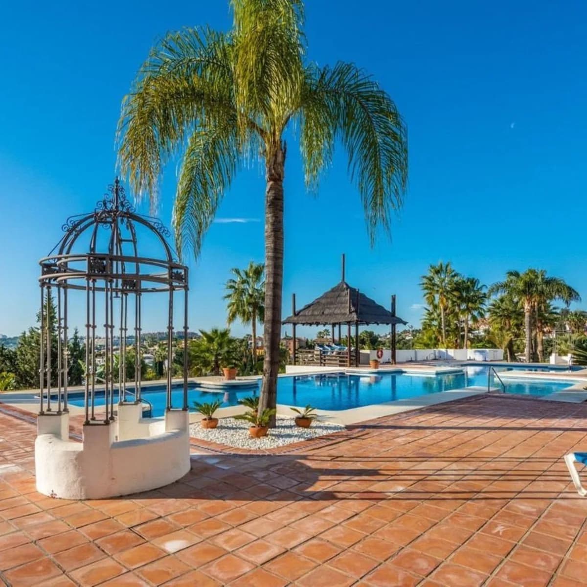 3 Bedroom Ground Floor Apartment for Sale in Nueva Andalucía, Málaga