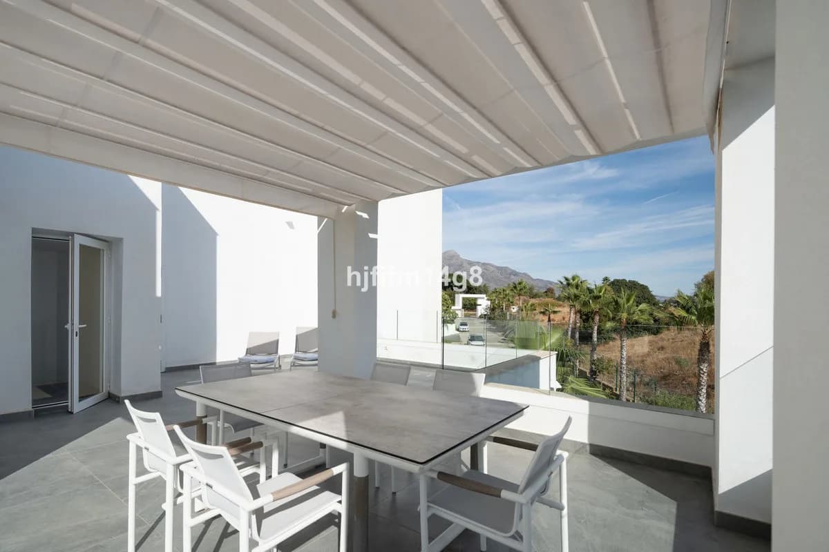 3 Bedroom Penthouse Duplex for Sale in La Quinta, Málaga - Image 2