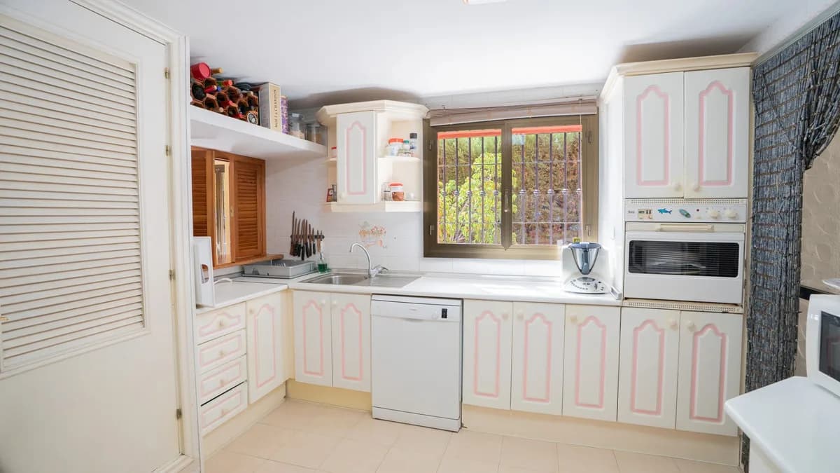 4 Bedroom Detached Villa for Sale in Marbella, Málaga - Image 5