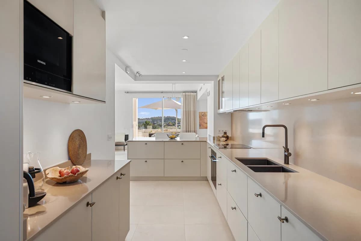 3 Bedroom Penthouse Duplex for Sale in Nueva Andalucía, Málaga - Image 6