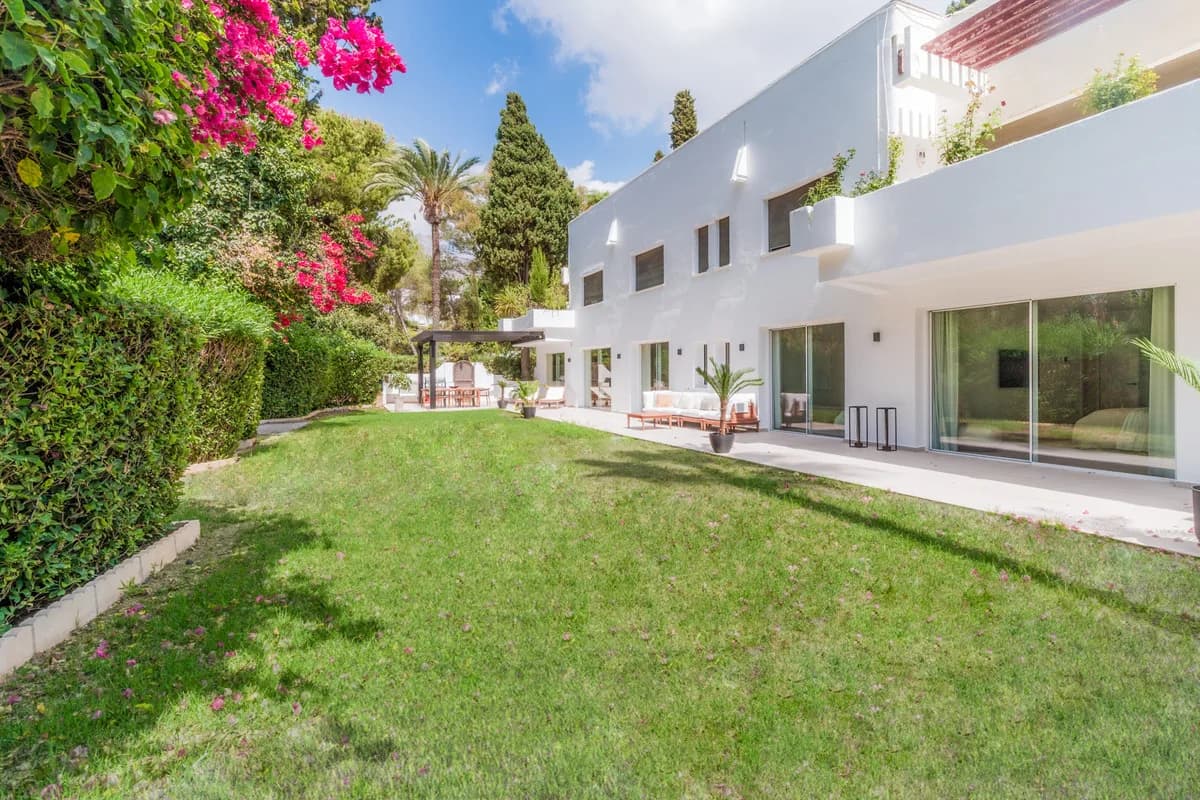 4 Bedroom Ground Floor Apartment for Sale in The Golden Mile, Málaga