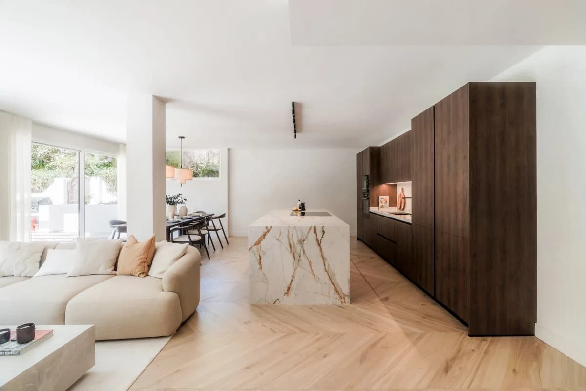 4 Bedroom Ground Floor Apartment for Sale in The Golden Mile, Málaga - Image 2