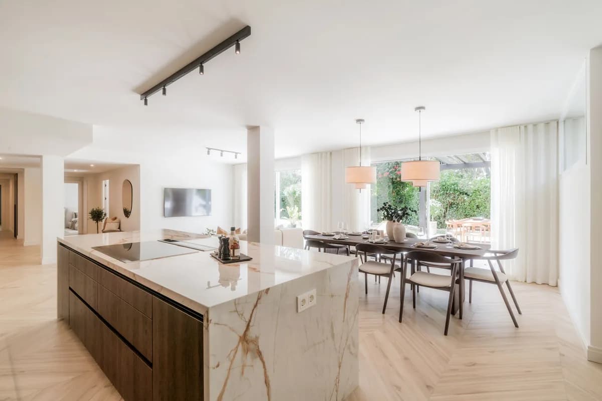 4 Bedroom Ground Floor Apartment for Sale in The Golden Mile, Málaga - Image 5