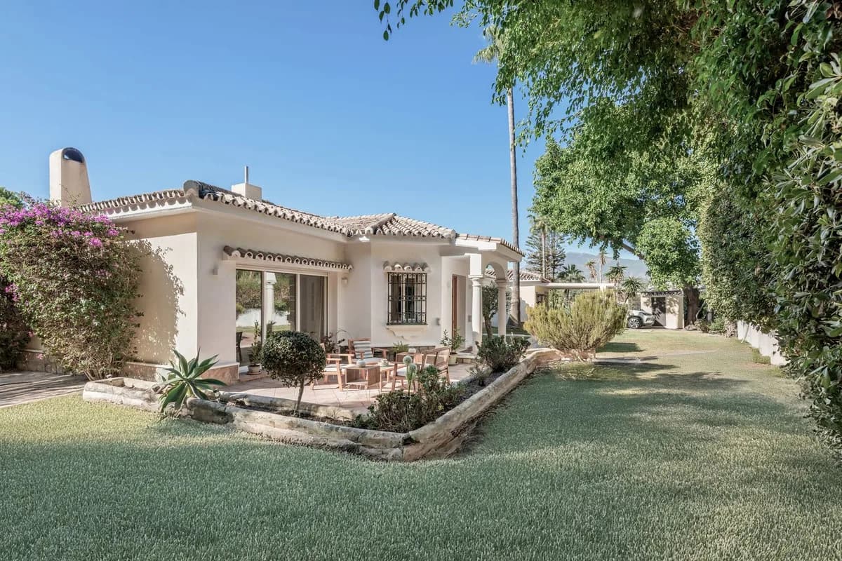 4 Bedroom Detached Villa for Sale in El Paraiso, Málaga - Image 6