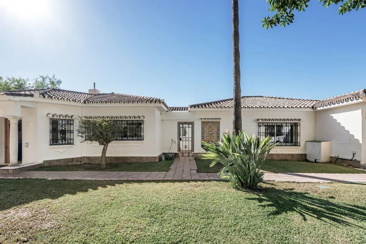 4 Bedroom Detached Villa for Sale in El Paraiso, Málaga - Image 7