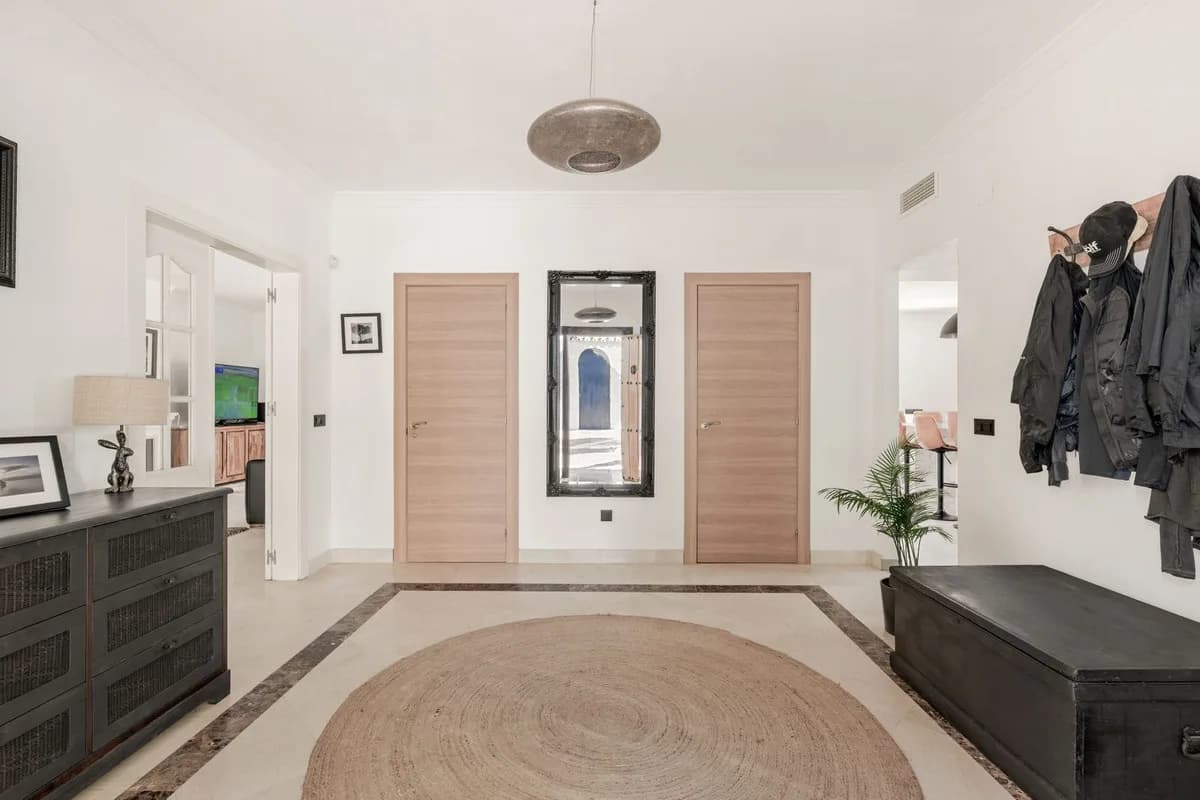 4 Bedroom Detached Villa for Sale in El Paraiso, Málaga - Image 8