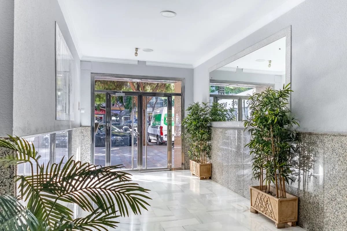 6 Bedroom Middle Floor Apartment for Sale in Fuengirola, Málaga - Image 2