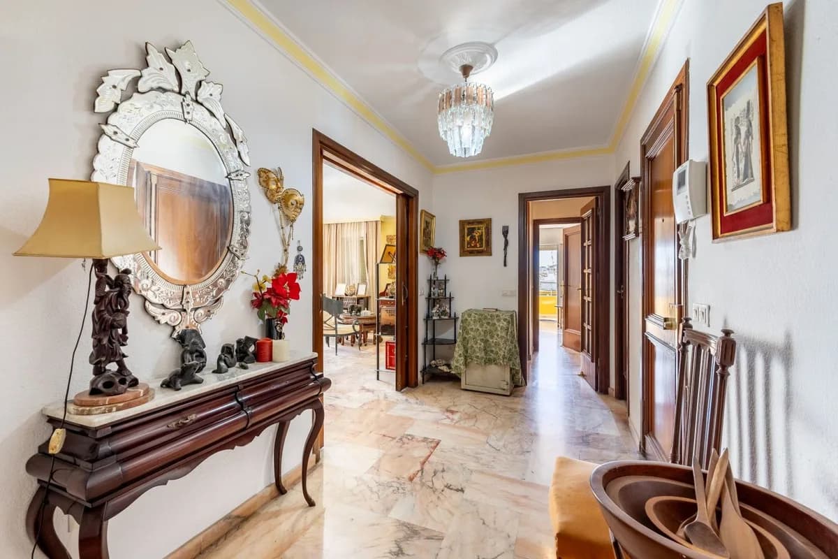 6 Bedroom Middle Floor Apartment for Sale in Fuengirola, Málaga - Image 3