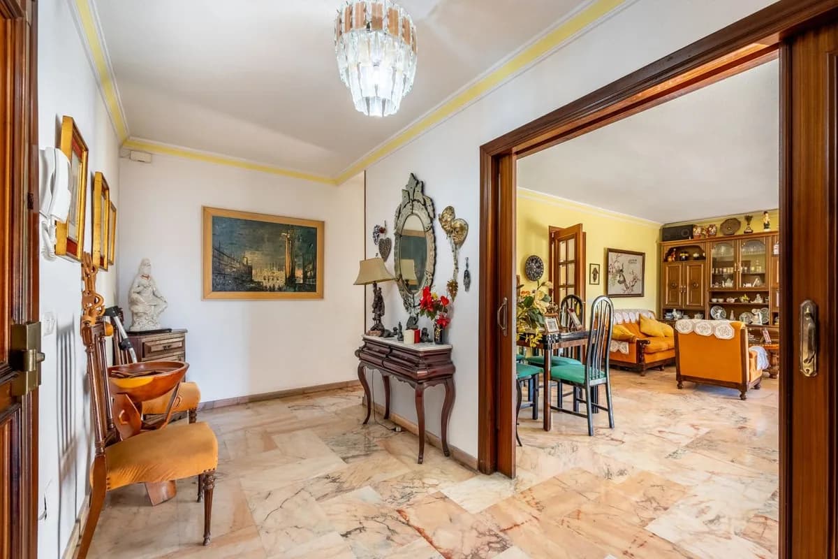 6 Bedroom Middle Floor Apartment for Sale in Fuengirola, Málaga - Image 4