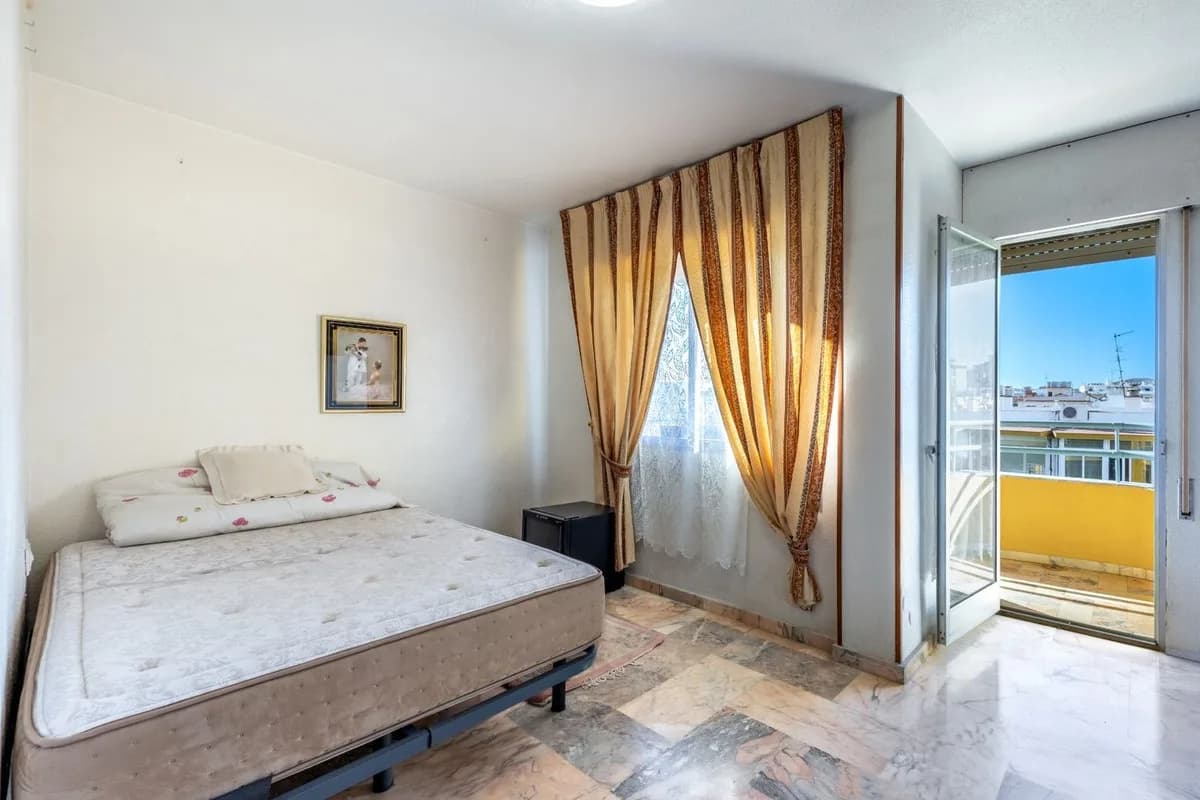6 Bedroom Middle Floor Apartment for Sale in Fuengirola, Málaga - Image 8