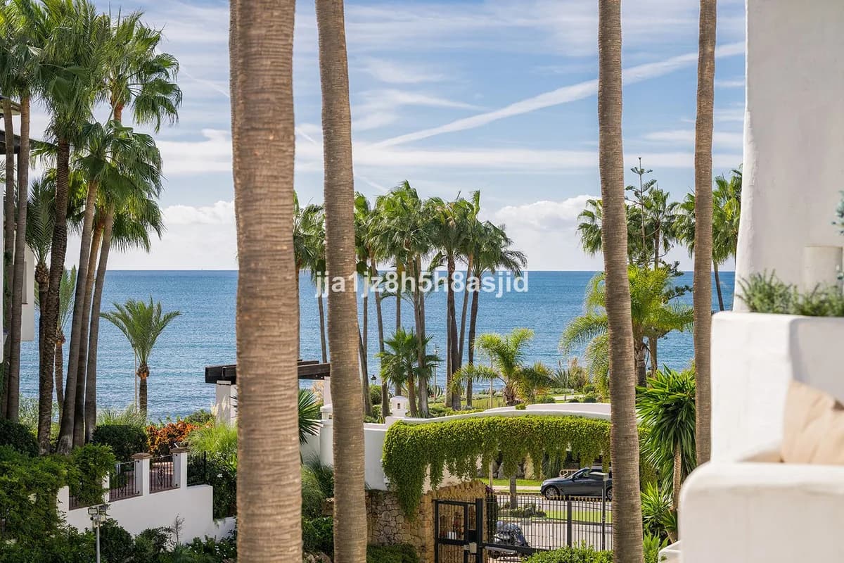 3 Bedroom Middle Floor Apartment for Sale in The Golden Mile, Málaga - Image 2