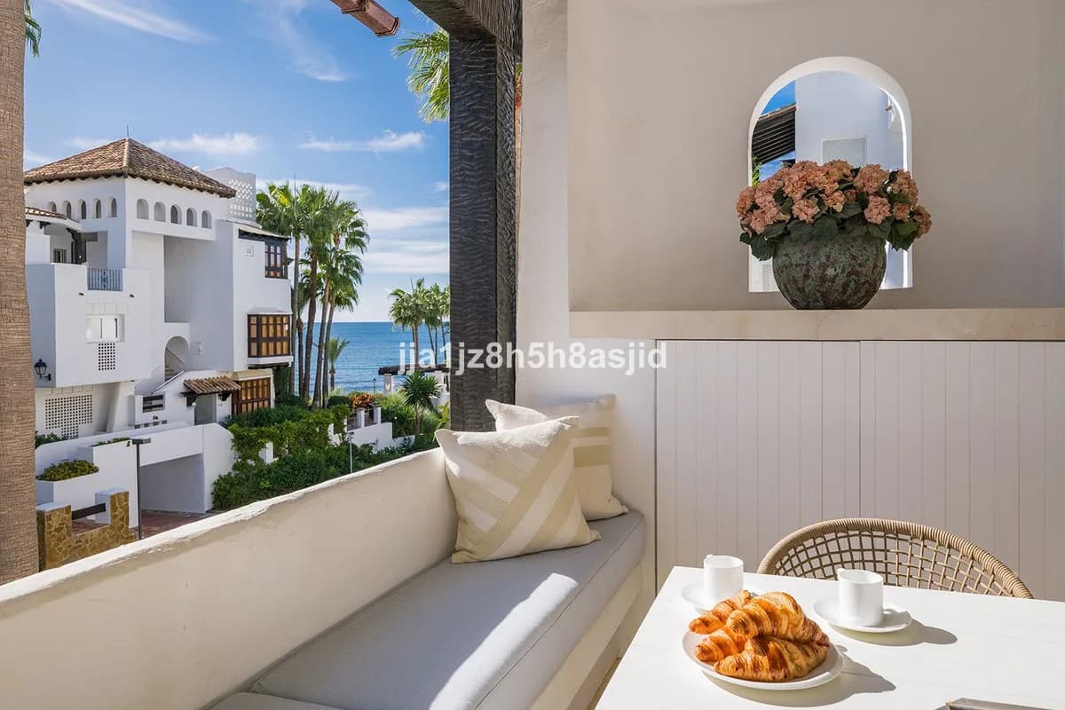 3 Bedroom Middle Floor Apartment for Sale in The Golden Mile, Málaga - Image 3