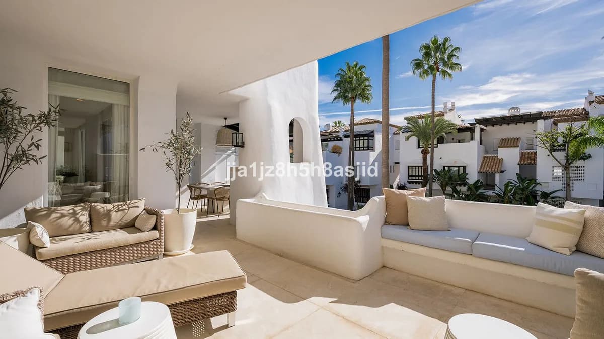 3 Bedroom Middle Floor Apartment for Sale in The Golden Mile, Málaga - Image 4
