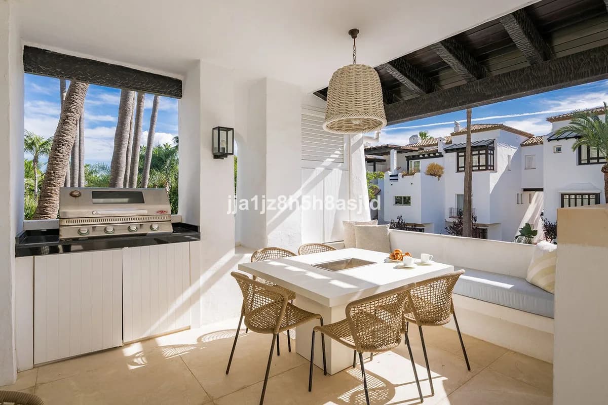 3 Bedroom Middle Floor Apartment for Sale in The Golden Mile, Málaga - Image 7
