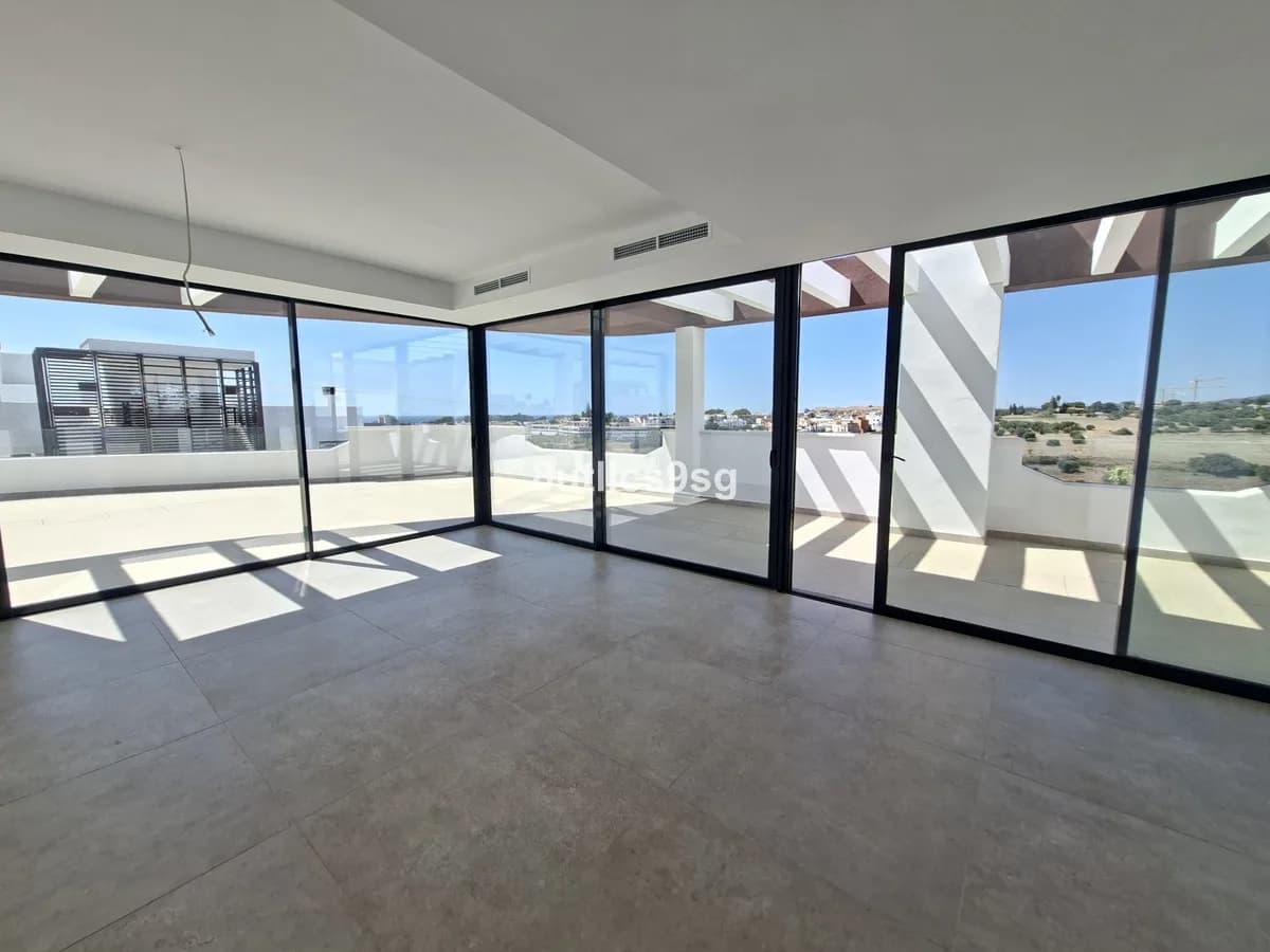 3 Bedroom Penthouse for Sale in Estepona, Málaga - Image 9