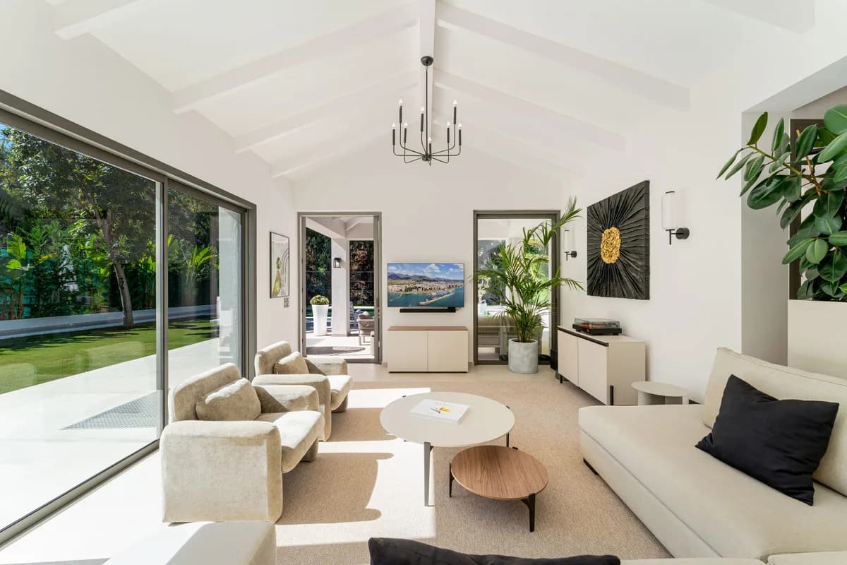 5 Bedroom Detached Villa for Sale in Nueva Andalucía, Málaga - Image 5
