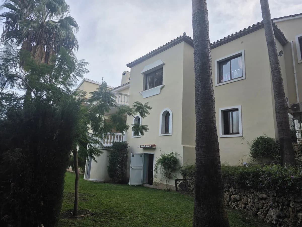 6 Bedroom Detached Villa for Sale in El Paraiso, Málaga - Image 4