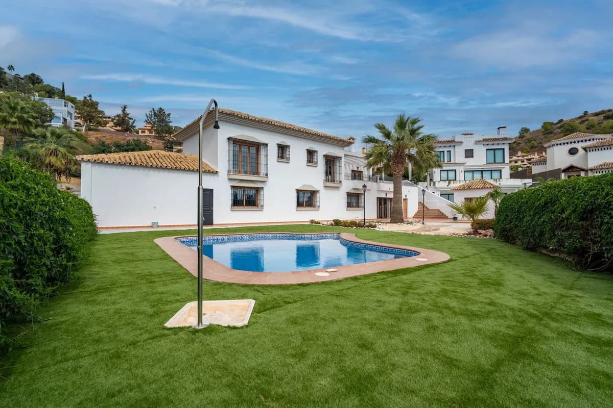 5 Bedroom Detached Villa for Sale in Pinares de San Antón, Málaga