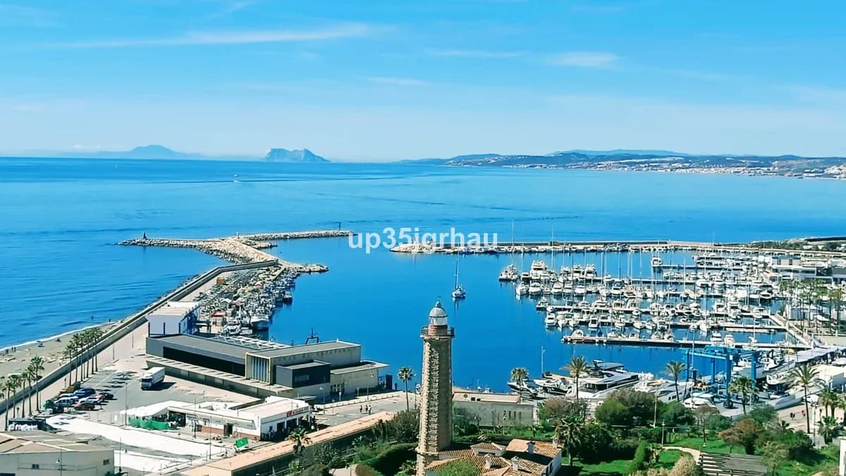 4 Bedroom Top Floor Apartment for Sale in Estepona, Málaga
