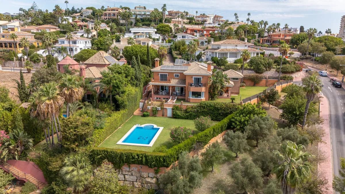 6 Bedroom Detached Villa for Sale in Benalmadena Costa, Málaga