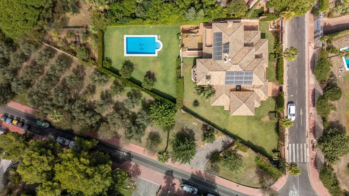6 Bedroom Detached Villa for Sale in Benalmadena Costa, Málaga - Image 2