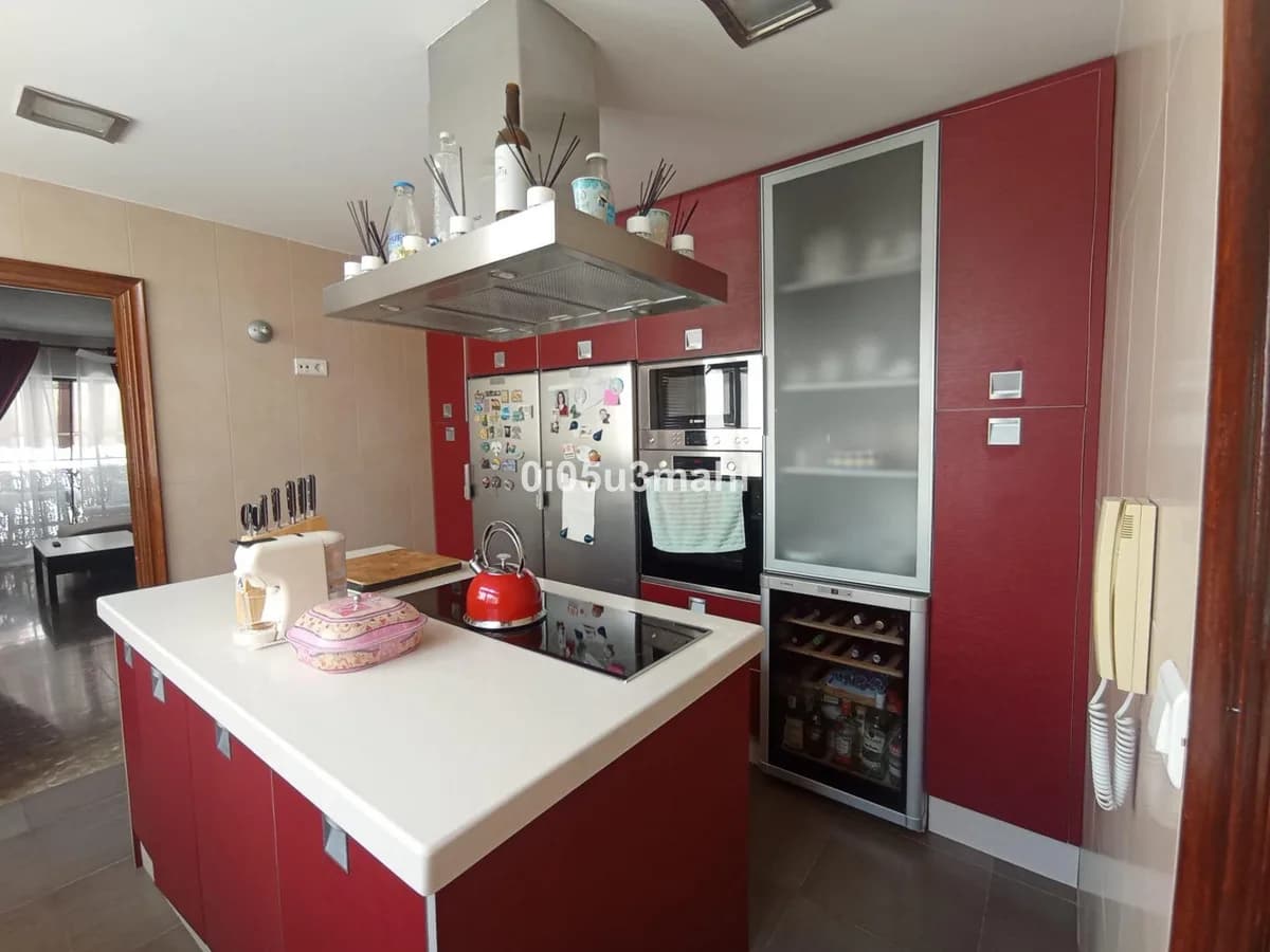 3 Bedroom Middle Floor Apartment for Sale in La Trinidad, Málaga - Image 2