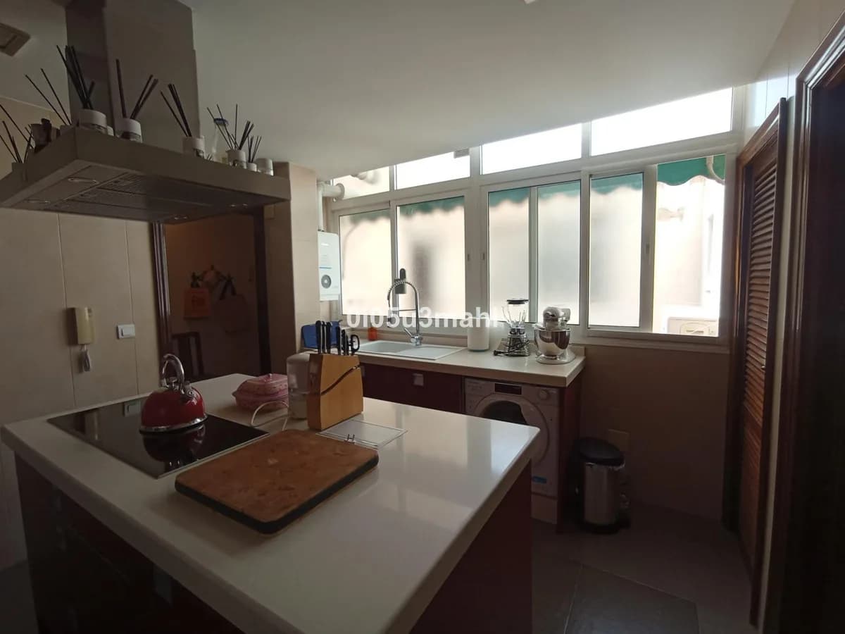 3 Bedroom Middle Floor Apartment for Sale in La Trinidad, Málaga - Image 4