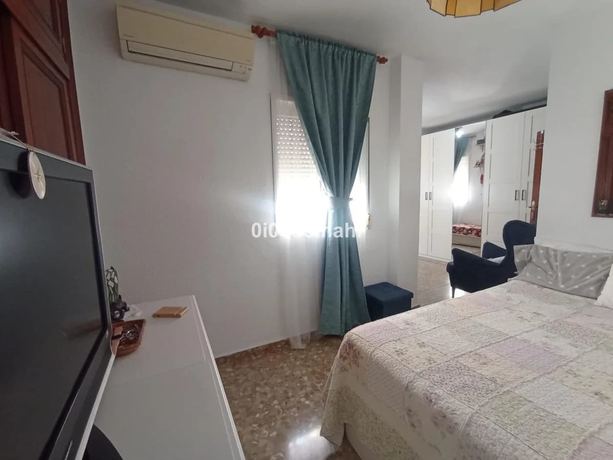 3 Bedroom Middle Floor Apartment for Sale in La Trinidad, Málaga - Image 9