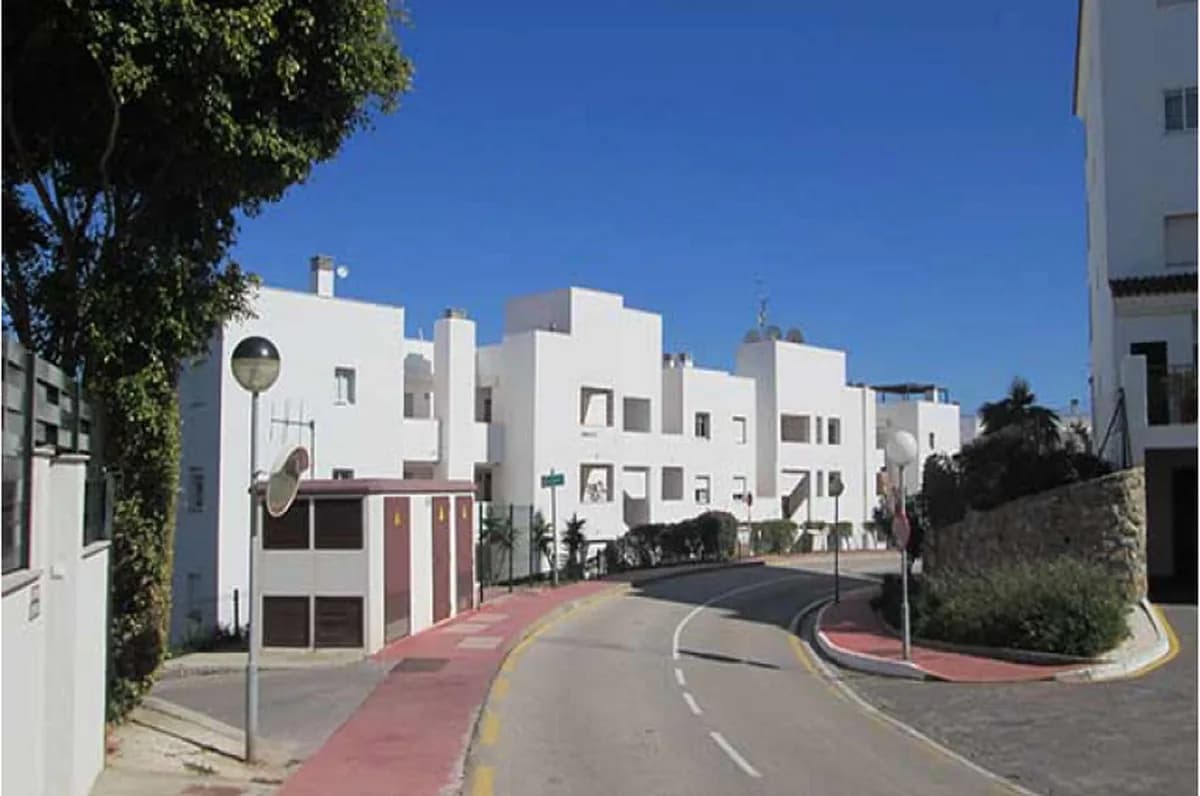 3 Bedroom Middle Floor Apartment for Sale in Riviera del Sol, Málaga - Image 2