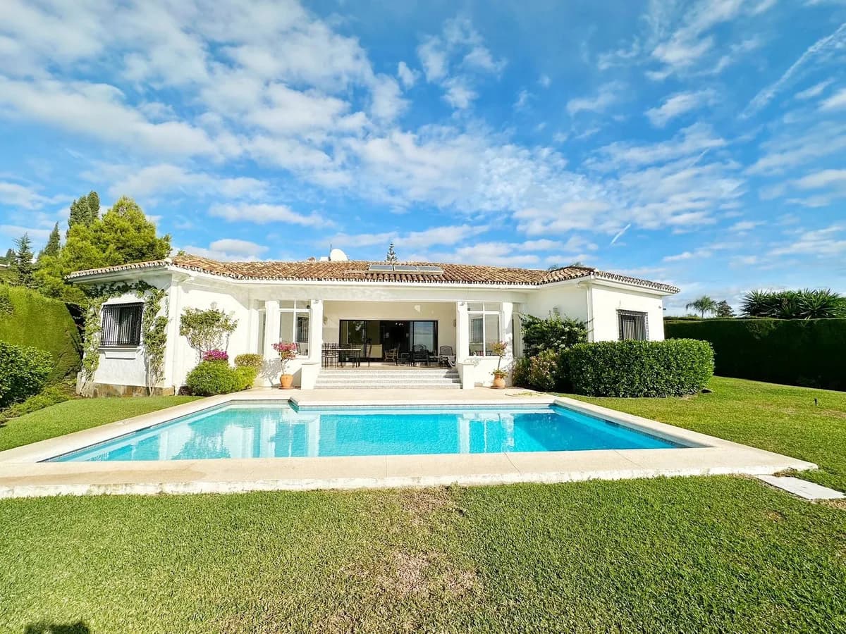 4 Bedroom Detached Villa for Sale in El Paraiso, Málaga - Image 2