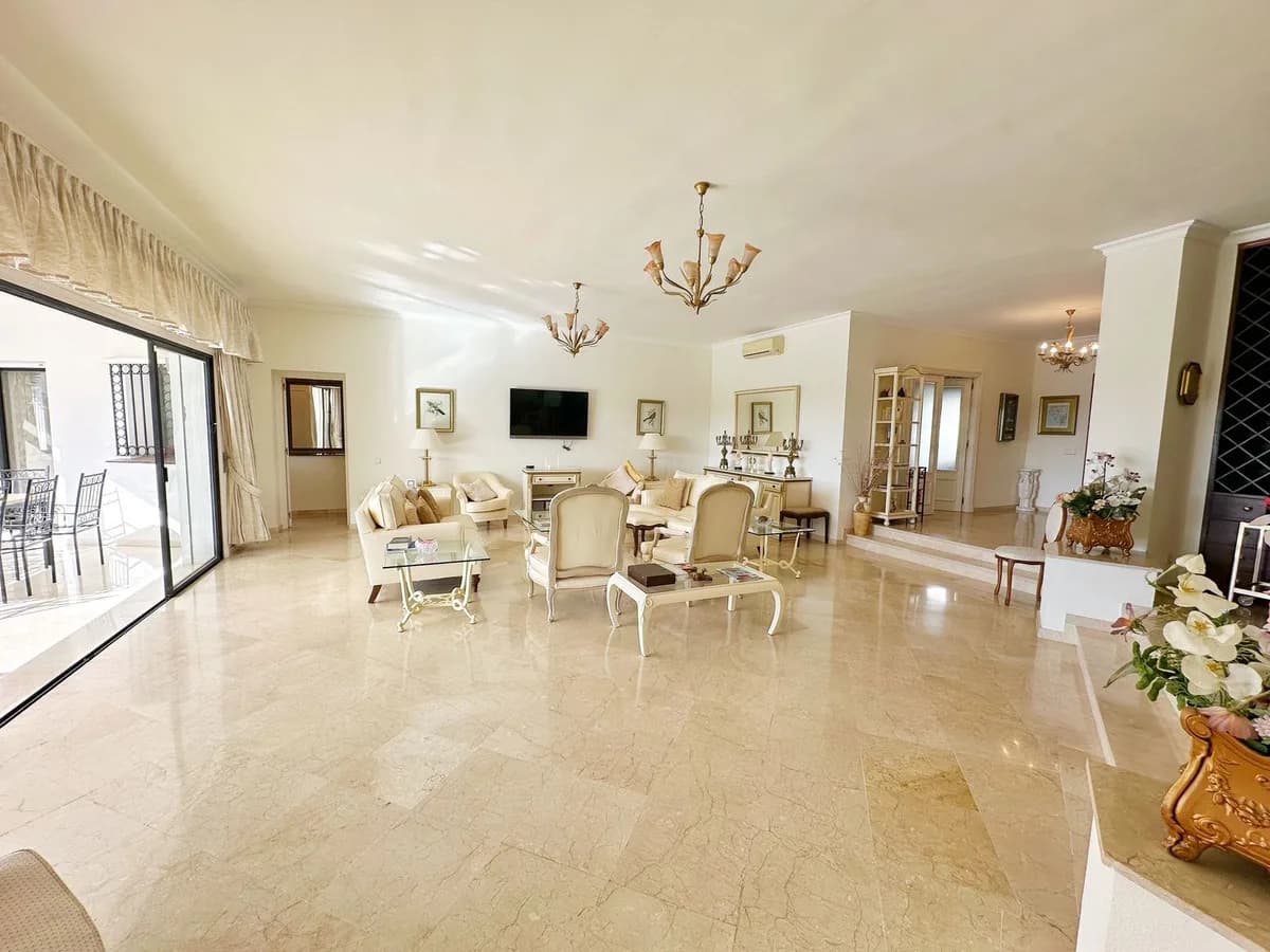 4 Bedroom Detached Villa for Sale in El Paraiso, Málaga - Image 9