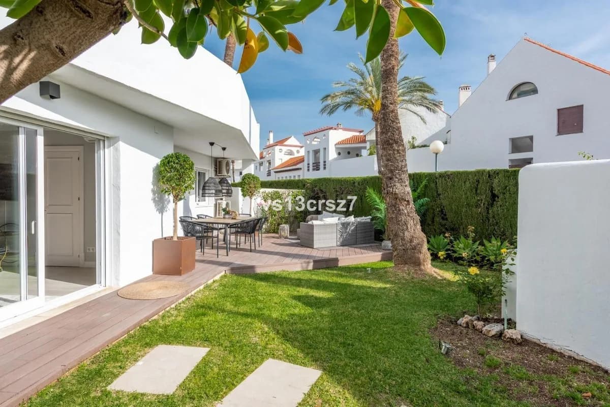 3 Bedroom Middle Floor Apartment for Sale in Elviria, Málaga